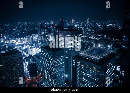 Die Wolkenkratzer der Nacht Blick vom Tokyo Metropolitan Government Building Stockfoto