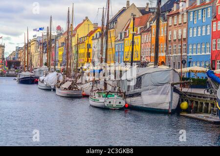 Nyhavn Pier mit Farbbauten und Schiffen in Kopenhagen, Dänemark Stockfoto