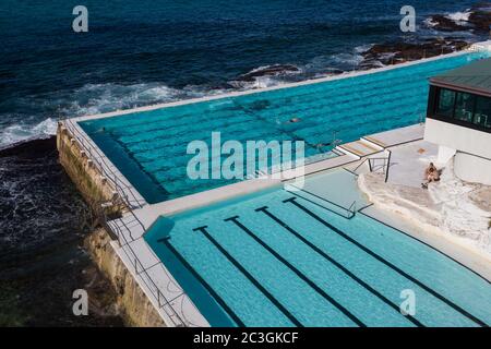 Sydney, Australien. Samstag, 20. Juni 2020. Der Bondi-Eisberge-Pool wurde erst seit der Eröffnung der Coronavirus-Beschränkungen in Sydneys östlichen Vororten eröffnet.Credit Paul Lovelace/Alamy Live News Stockfoto