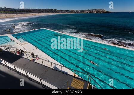 Sydney, Australien. Samstag, 20. Juni 2020. Der Bondi-Eisberge-Pool wurde erst seit der Eröffnung der Coronavirus-Beschränkungen in Sydneys östlichen Vororten eröffnet.Credit Paul Lovelace/Alamy Live News Stockfoto