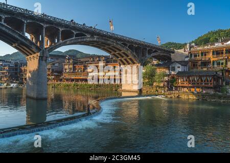 Straßenbrücke über den Fluss Tuo Jiang in Feng Huang Stockfoto