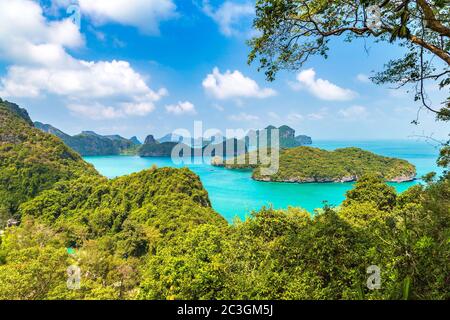 Panorama-Luftaufnahme des Mu Ko Ang Thong National Park, Thailand an einem Sommertag Stockfoto