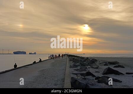 hoek van holland, niederlande - 2020.06.15 We: Leute, die einen Abend auf See auf hoek van holland Wellenbrecher am rotterdam Hafeneingang genießen -- [ Stockfoto