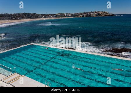 Sydney, Australien. Samstag, 20. Juni 2020. Der Bondi-Eisberge-Pool wurde erst seit der Eröffnung der Coronavirus-Beschränkungen in Sydneys östlichen Vororten eröffnet.Credit Paul Lovelace/Alamy Live News Stockfoto