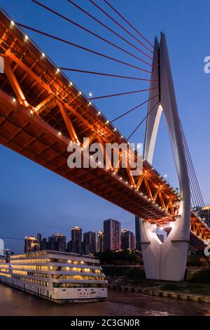 Schiff Kreuzfahrt in Chongqing Stadt in der Nacht Stockfoto