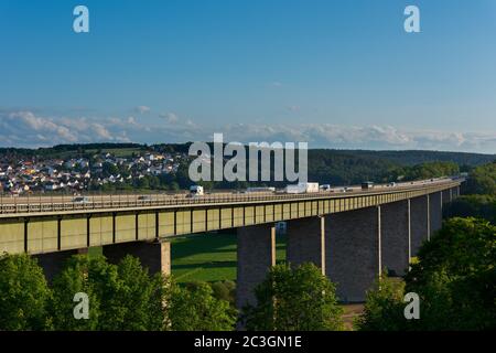 Deutsche Autobahnbrücke für die Autobahn A3 über die donau bei Regensburg mit fahrenden Autos im goldenen Nachmittagslicht an klaren Sommertagen Stockfoto