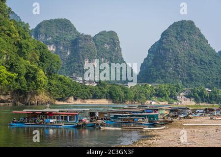 Lokale Boote am Ufer des Flusses Li in Yangshuo Stockfoto