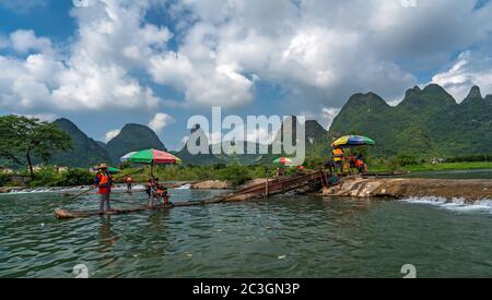 Bambusfloß auf dem Yulong Fluss in Yangshuo Stockfoto