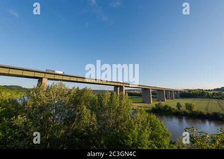 Deutsche Autobahnbrücke für die Autobahn A3 über die donau bei Regensburg mit fahrenden Autos im goldenen Nachmittagslicht an klaren Sommertagen Stockfoto