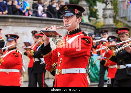 Flötenspieler in roter Uniform von Ballywalter Flute Band bei der Lord Mayor's Show, City of London, UK Stockfoto