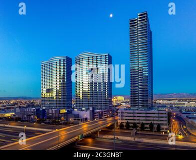LAS VEGAS, USA - 04. Jan 2015: LAS VEGAS - 4. JAN: Die Panorama Towers und das Martin am 4. Januar 2015. Zwei luxuriöse Hochhauswohnungen Stockfoto