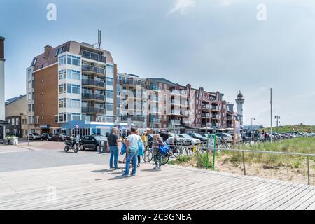 19. juni 2020, IJmuiden, Niederlande - Touristen besuchen die Strandstadt Egmond aan zee (am Meer) im Norden Hollands Stockfoto