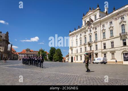 PRAG, TSCHECHISCHE REPUBLIK - 2. JUNI 2020: Gesichtsmasken auf Soldaten vor der Prager Burg während des Wachwechsels, Coronavirus covid-19 Pandemie
