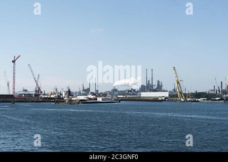 19. juni 2020, IJmuiden, Niederlande - Tata Steel, Hochöfen Fabrik, wo Metall im Hafen der Stadt IJmuiden hergestellt wird Stockfoto