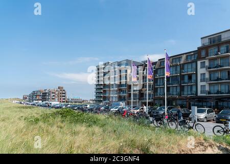 19. juni 2020, IJmuiden, Niederlande - Touristen besuchen die Strandstadt Egmond aan zee (am Meer) im Norden Hollands Stockfoto