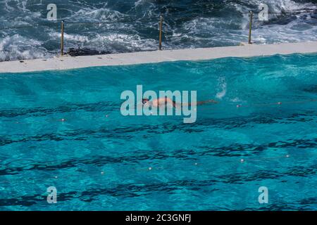 Sydney, Australien. Samstag, 20. Juni 2020. Der Bondi-Eisberge-Pool wurde erst seit der Eröffnung der Coronavirus-Beschränkungen in Sydneys östlichen Vororten eröffnet.Credit Paul Lovelace/Alamy Live News Stockfoto