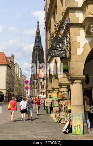 Menschen und Einkäufer im Prinzipalmarkt, mit dem gotischen Turm der St. Lambert Kirche dahinter, Münster in Westfalen, Nordrhein-Westfalen, Deutschland Stockfoto