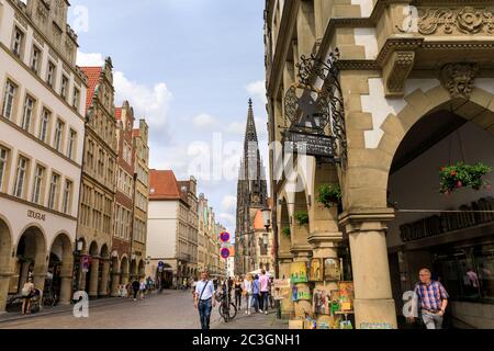 Menschen und Einkäufer im Prinzipalmarkt, mit dem gotischen Turm der St. Lambert Kirche dahinter, Münster in Westfalen, Nordrhein-Westfalen, Deutschland Stockfoto