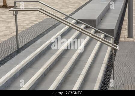 Moderne Betontreppe mit Metallgeländer auf einem öffentlichen Platz Stockfoto