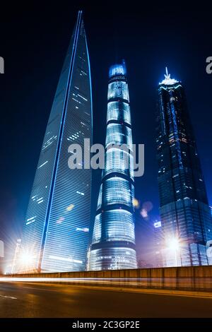 Das Wahrzeichen von Shanghai bei Nacht Stockfoto