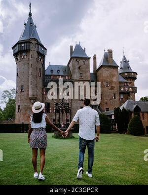 Ehepaar Männer und Frauen besuchen ein Schloss in den Niederlanden, Castle de Haar Niederlande Utrecht auf einem hellen, jungen Paar Männer und Wom Stockfoto