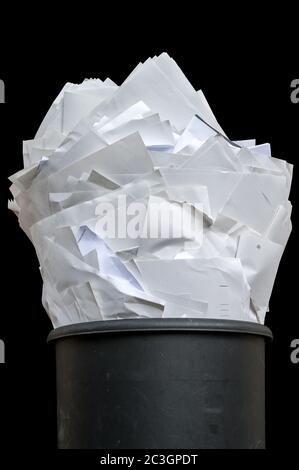 Vollständiger Papierkorb zum Thema Digitalisierung und Druckkosten Stockfoto