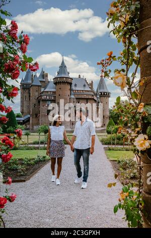 Alte historische Schlossgarten, Castle de Haar Niederlande Utrecht an einem hellen Sommertag, junge Paar Männer und Frau mittleren Alters walki Stockfoto