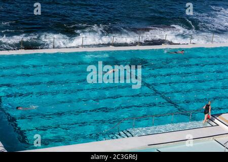 Sydney, Australien. Samstag, 20. Juni 2020. Der Bondi-Eisberge-Pool wurde erst seit der Eröffnung der Coronavirus-Beschränkungen in Sydneys östlichen Vororten eröffnet.Credit Paul Lovelace/Alamy Live News Stockfoto