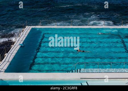 Sydney, Australien. Samstag, 20. Juni 2020. Der Bondi-Eisberge-Pool wurde erst seit der Eröffnung der Coronavirus-Beschränkungen in Sydneys östlichen Vororten eröffnet.Credit Paul Lovelace/Alamy Live News Stockfoto