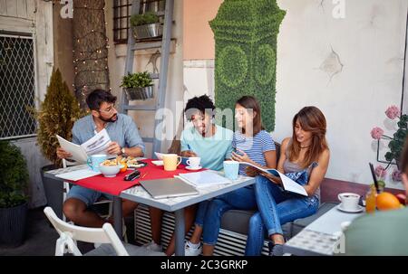 Eine Gruppe junger Studenten studiert zusammen mit dem Kaffee und Snacks in entspannter Atmosphäre Stockfoto