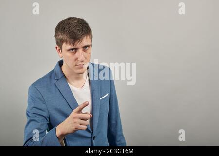 Zeiger mit Zeigefinger nach vorn. Zeigefinger, um die Richtung anzuzeigen Stockfoto