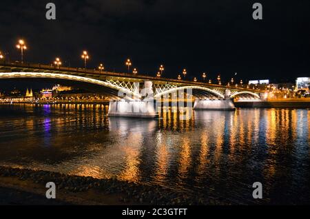 Margit (Margaret) Brücke und die Donau. Nachtblick. Budapest, Ungarn Stockfoto