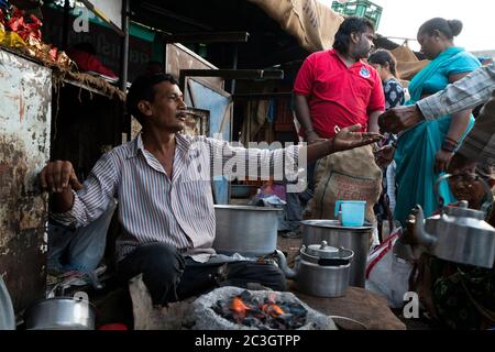 Besitzer des Teestaballs bei der Arbeit. Khanderao Market ist ein weitläufiges Marktkomplex mit Obst, Gemüse, Blumen und anderen Gegenständen. Der Khanderao Markt ist ein an Stockfoto