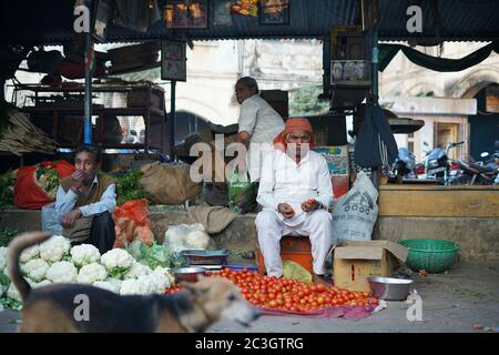 Gemüseverkäufer warten auf Kunden. Khanderao Market ist ein weitläufiges Marktkomplex mit Obst, Gemüse, Blumen und anderen Gegenständen. Khanderao Stockfoto