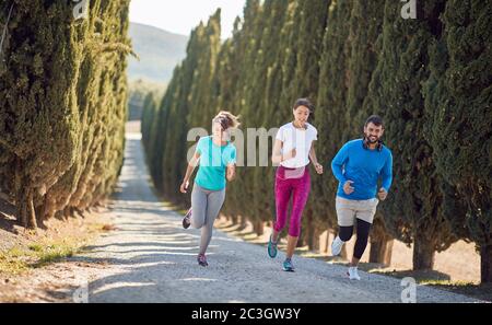 Gruppe von jungen Menschen Joggen mit Lächeln in italien, toscana Stockfoto