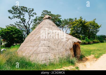 Strohhütte traditionelles Haus im Ganghwa Dolmen Park UNESCO-Weltkulturerbe in Incheon, Korea Stockfoto