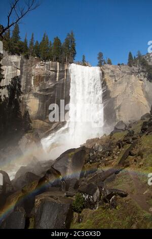 Die spektakulären Vernal Falls, mit doppeltem Regenbogen, vom Mist Trail, Yosemite National Park, kalifornien, USA aus gesehen Stockfoto