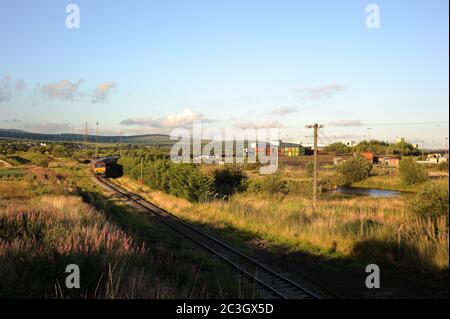 66172 'Paul Melleney' und MGR. Bei der Waschanlage Onllwyn. Das Gleisbett der Brecon-Linie ist links von der Lokomotive zu sehen. Stockfoto