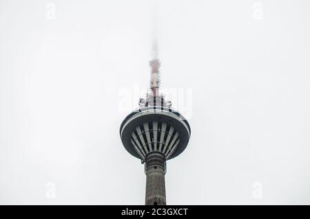Fernsehturm von Tallinn im weißen Nebel. Tallinn, Estland Stockfoto