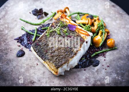 Gourmet-Fischfilet mit Glaswürze Stockfoto