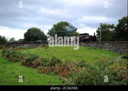 'Merddin Emrys' fährt den Schieferzug entlang der Gwyndy Bank. Stockfoto