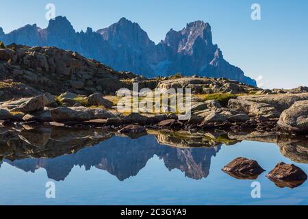 Gespiegelte Pala Gruppe Berggipfel Pale di san Martino mit blauem Himmel Stockfoto