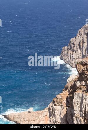 Griechenland, Folegandros. Das historische Kastro in der alten Hauptstadt der Insel, die Hora, die Stadt wimmt auf einer schieren Felswand. Es war dort für de Stockfoto