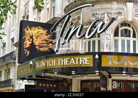 London, Großbritannien. Juni 2020. Ein Blick auf das Aldwych Theatre.Großbritanniens darstellende Kunst-Branche steht vor dem Ruin ohne dringende staatliche Investitionen, 98 Schauspieler, Regisseure, Schriftsteller und Kreative unterstützten einen Brief, in dem sie vor der Bedrohung durch Oper, Theater und Tanz durch die Coronavirus-Krise warnten. Kredit: SOPA Images Limited/Alamy Live Nachrichten Stockfoto