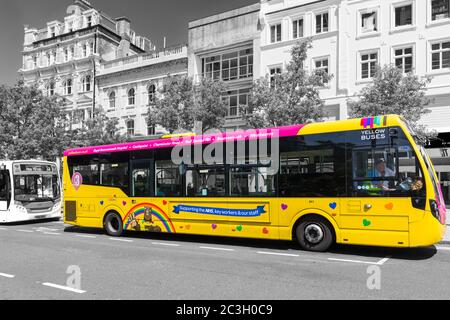 Yellow Buses Bus zeigt Unterstützung für Schlüsselarbeiter während der Coronavirus Covid 19 Pandemie in Bournemouth, Dorset UK im Juni Stockfoto