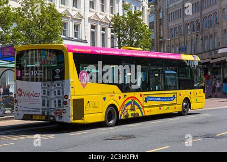 Yellow Buses Bus zeigt Unterstützung für Schlüsselarbeiter während der Coronavirus Covid 19 Pandemie in Bournemouth, Dorset UK im Juni Stockfoto