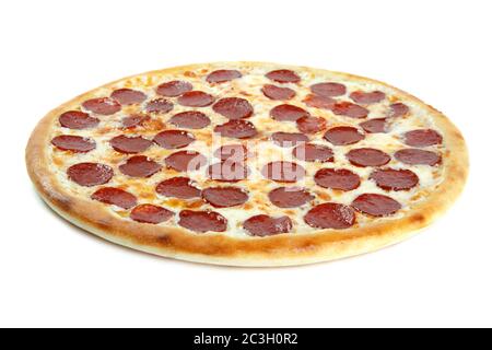 Frische italienische Klassiker original Pepperoni Pizza auf weißem Hintergrund Stockfoto