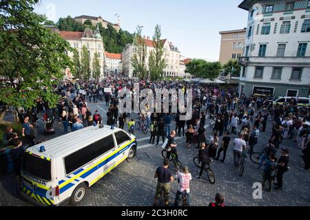 Ljubljana, Slowenien. Juni 2020. Tausende Demonstranten versammeln sich während der Demonstration in der Altstadt.Jeden Freitag protestieren Tausende von Menschen in Ljubljana und anderen großen slowenischen Städten gegen die Regierung von Ministerpräsident Janez Jansa, unter Vorwürfen der Korruption und der undemokratischen Herrschaft seiner Regierung. Kredit: SOPA Images Limited/Alamy Live Nachrichten Stockfoto