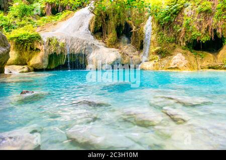 Landschaft von Felskaskaden von Wasserfall mit Steinen in blauen See im Dschungel Wald, Erawan, Thailand