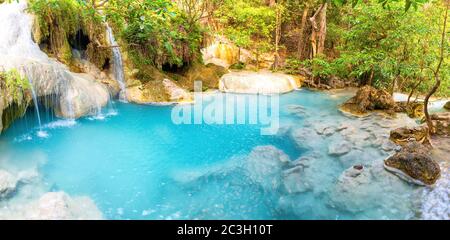 Panoramalandschaft des Sees mit Wasserfall-Kaskaden im tropischen Wald in Erawan, Thailand